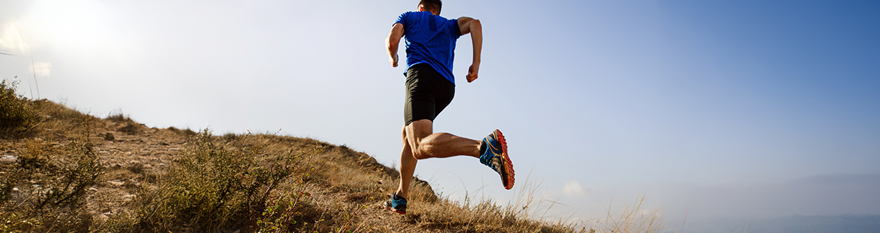 Läufer auf Asphalt mit Wrightsock Laufsocken zur Reduktion von Reibung und Hitze.