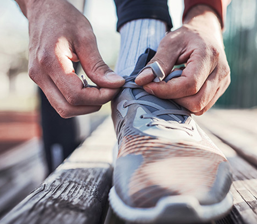 Coureur sur route avec chaussettes de running Wrightsock double couche pour limiter les frottements.